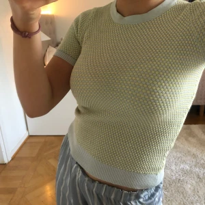 Stickad tshirt  - Söt blågrön T-shirt 