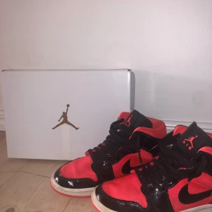 Nike air Jordan 1 - Säljer mina Nike air Jordan 1 som inte går att få tag i längre, använda få tal gånger. Skorna är röda/orange och svarta delarna är i lack. Storlek:37,5 men passar 37-38! 
