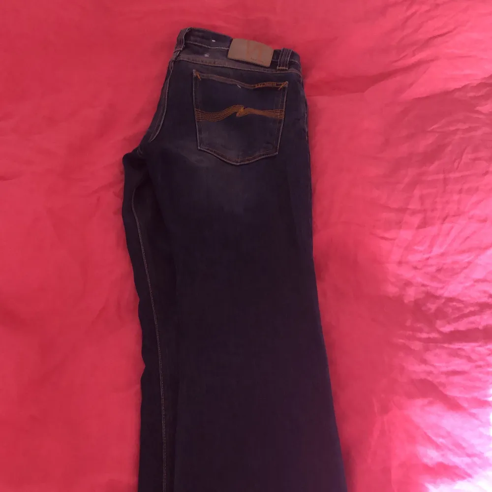 Snygga jeans från nudie jeans! Passar ngn som har strlk small-medium!De är bootcut(;. Jeans & Byxor.