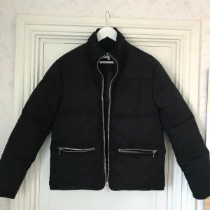Weekday vinterjacka - Jättefin och mysig vinterjacka som passar perfekt nu till vintern. Passar lite oversized på mig som normalt har S i jackor. Kom gärna med eget prisförslag så går det säkert att lösa😊