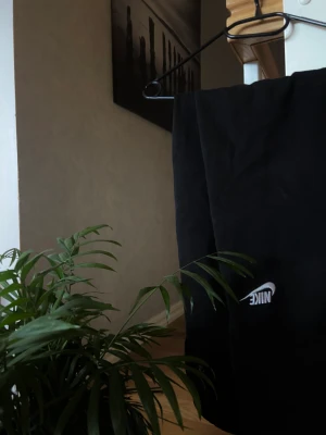 Nike pants - Säljer nu mina Nike mjukisar då jag inte använder de. Plagget är i nyskick och de är knappt använda, längden är perfekt för mig som är 170. Säjer byxorna för 150 kr plus fraktkostnaden som köparen själv står för 💓💓