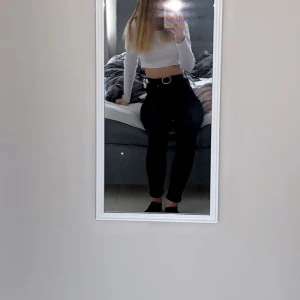 Gina Byxor stlk M - Svarta jeans ifrån Gina Tricot, använda fåtal gånger i serien Bonnie, de är i stlk M men passar mig som är S. Säljer pga att jag har många byxor som är likadana. Bra kvalite! High Waisted! Köpta för 299kr