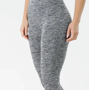 Nya BLACC träningstights i strl XS  - Gråmelerade träningstights med hög midja. Helt nya med prislapp kvar. Köpta här på Plick men passade tyvärr inte mig. Kan mötas upp i Odenplan eller Järfälla 