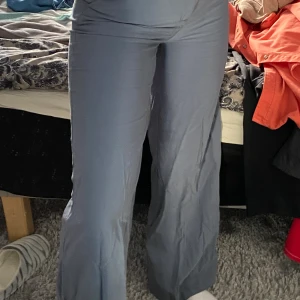 Blå/gråa kostym byxor strl 36 - Är i bra skick och andvänt fåtal gånger! 