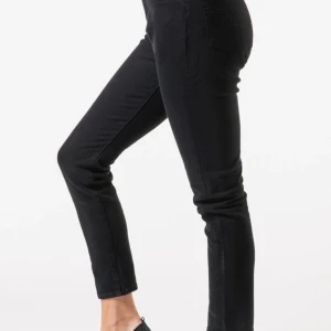 Levis 501 svarta  - Säljer mina svarta Levis jeans i modellen 501! Super snygga och bekväma på. Jag säljer dem då det inte riktigt passar min stil längre. Storleken är 27W L28. De är knappt använd, så i väldigt bra skick. (Bilderna är lånade) 