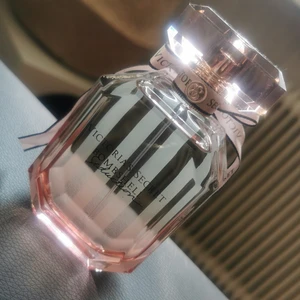 Victorias secret.  - Helt ny parfym ifrån victorias secret 100ml, endast testad och tyckte tyvärr inte om lukten. Endast testad. Den kostade 899 kr ny, säljes för 400eller bud om fler är intresserade! 63 i frakt! 