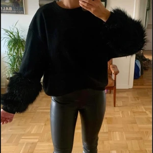 Fur Sweatshirt  - Sweatshirt med päls på ärmarna, riktigt gosig och skön. Storlek M.