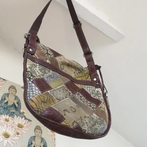 Vintage väska - Unik vintage mönstrad väska med läder axelband. Väldigt vacker bra kvalite och i fint skick 