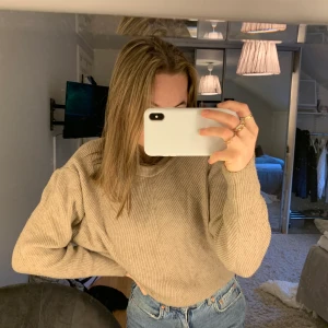 Stickad tröja från Zara - Säljer denna beiga jättesköna stickade tröja från Zara. Skriv om du har frågor eller vill ha mer bilder!💕