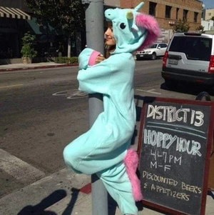 Unicorn onsie - Jätterolig och mysig one piece som passar som utklädnad och hemmamys:) Är ”vuxenmodell” så passar allt mellan XS-L, Första bilden lånad. Knappt använd utan hänger bara i garderoben:) köparen står för frakt! 200kr eller bud! (Det är fleecetyg ej noppror på bilden!)