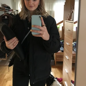 Vinterjacka puffig - Säljer min älskade vinterjacka köpt på H&M herr i vintras och använd endast ett fåtal gånger, helt nyskick! Nypris 500kr mitt pris 300kr. Den är svart och puffig, supervarm! Säljer också väskbandet på bild 2.