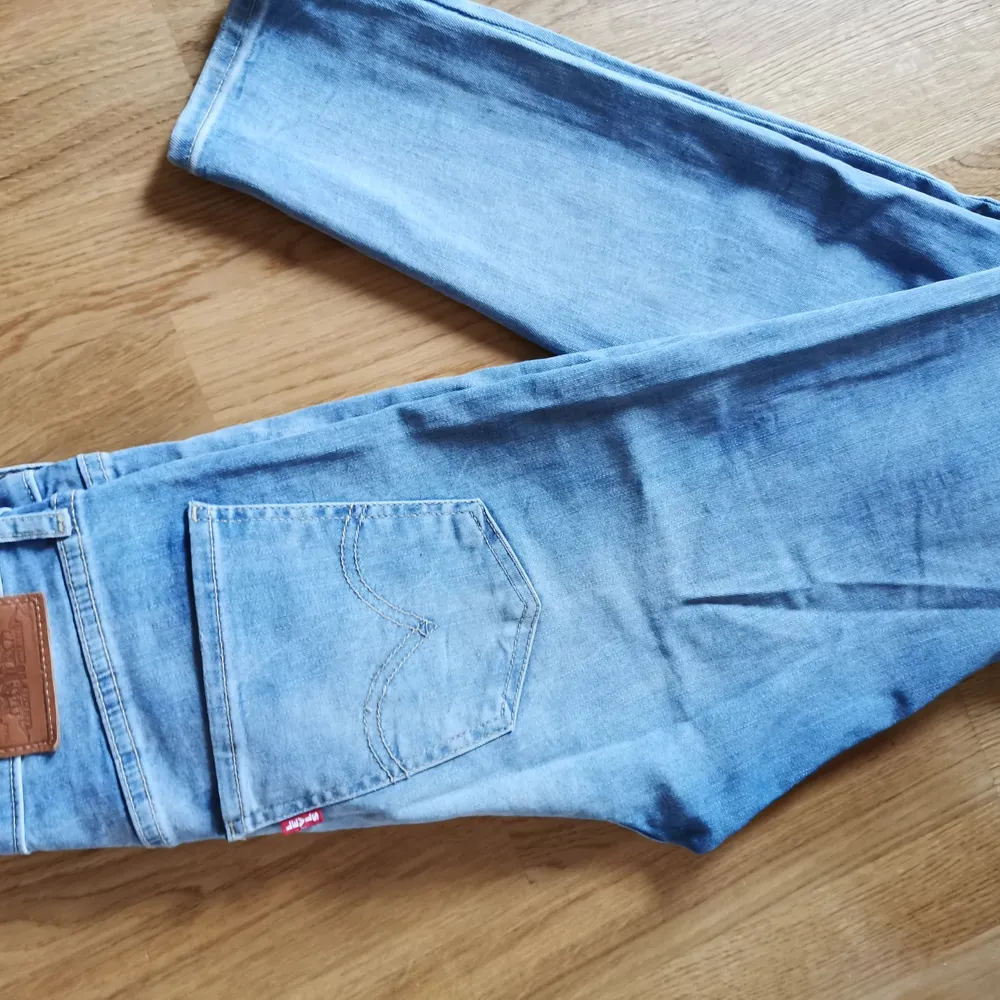 Har ett par oanvända MILE HIGH SUPER SKINNY levis jeans, köpta sen förra året. Storlek 26 med stretch. Oanvända pga felköpt storlek. Ordinariepris 1149, nu endast 500 kr. Jeans & Byxor.