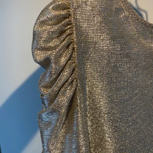 superfin blus - skitsöt gullig blus från gina strl m