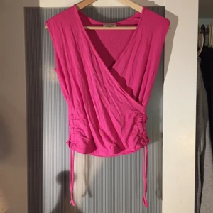  - Jättefin och skön stretchig topp! Vet inte vart den är köpt, men använd väldigt lite. Kan användas som magtröja, drar åt på sidan bara! :) 