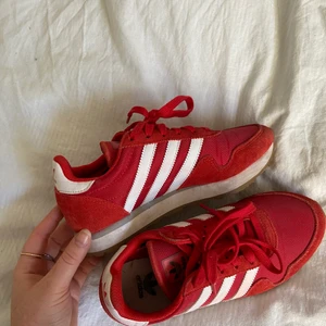 Adidas sneakers  - Supersnygga adidas sneakers⚡️💘 kommer tyvärr inte till användning hos mig så hoppas på att dom får lite mer kärlek hos någon annan! ⚡️⚡️ 