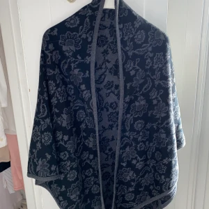 Poncho  - Mysig poncho , frakt är inräknat i priset