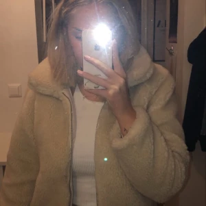 Teddy jacka - En fin och varm teddy jacka. Använd 3gånger och köpt från h&m, storlek XS men skulle säga att den passar s-m också .
