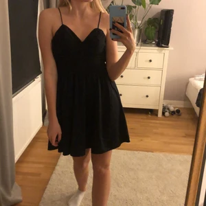 Klänning - En svart festlig klänning med knytningar i ryggen. Den är för liten för mig (därför den ej är knäppt på bilden), men supersnygg! Det står ingen storlek men jag skulle gissa på xs