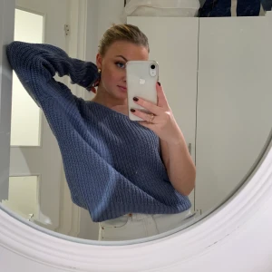 NA-KD blå stickad one shoulder tröja!💙 - Super mysig och fin blå stickad one shoulder tröja, från NA-KD. 💙💙💙