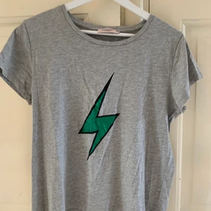 Ascool T-shirt med blixt - Sjukt cool T-shirt inköpt för 250 kr på Åhléns city. Budgivning slutar fredag kl 17. Bud:145