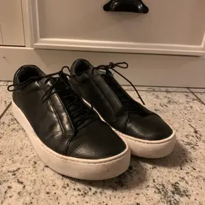 Säljer ett par svarta läder sneakers med vit sula från vagabond. Storlek: 37 och nypris runt 900kr! Skorna är i bra skick! Säljer dem för 350kr + frakt! 💕