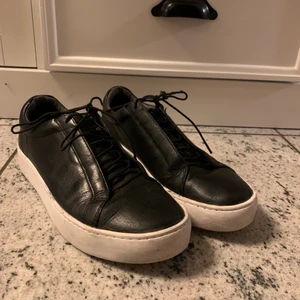 Vagabond sneakers - Säljer ett par svarta läder sneakers med vit sula från vagabond. Storlek: 37 och nypris runt 900kr! Skorna är i bra skick! Säljer dem för 350kr + frakt! 💕