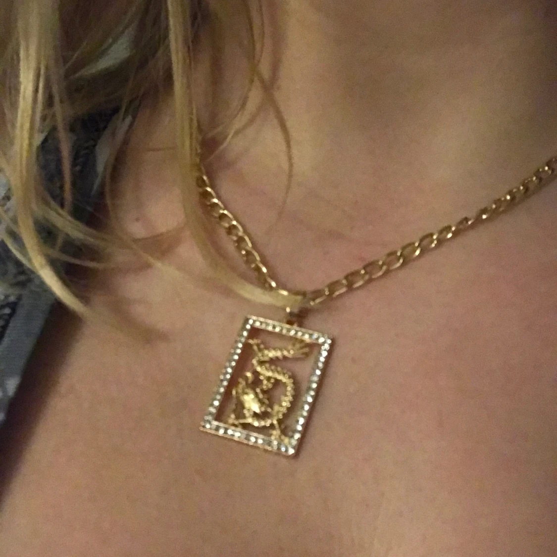 Trendigt halsband 🐉✨