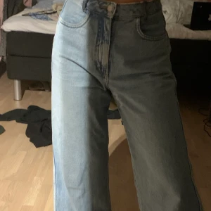 Vida weekday jeans - Nu säljs dessa weekday jeans som jag har behövt fixa till lite då jag har sytt dit så att man kan ha ett bälte till jeansen och så gick de sönder mellanbenen så fick sy ihop det där men är verkligen ingenting man ser. Är 156cm. PRIS KAN DISKUTERAS