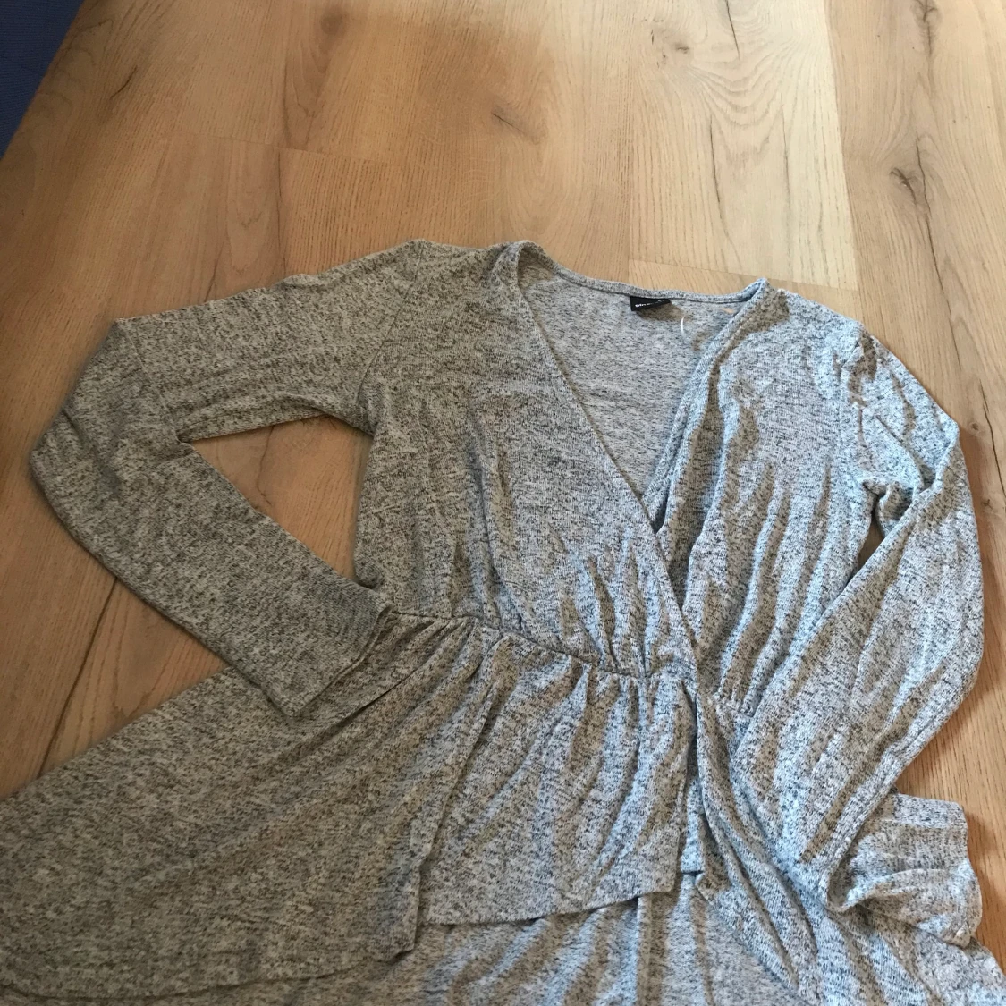 Grå lång armad V-ringad  tröja från Gina Tricot, Stolek S  - 90