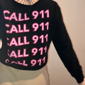Crop sweater - Köpt på NA-KD, klippt till den själv. Rosa text. Säljer av massa kläder nu pga flytt så passa på medan chansen finns och kolla gärna in mina andra annonser med! 🌸