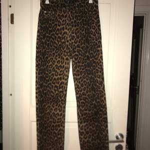 Coola leopard jeans, storlek 34. Använda 1 gång! 