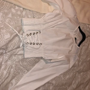 Topp  - Fin vit topp med knytning nertill 