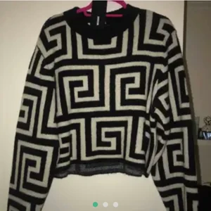 Stickad tröja - Svart/vit tröja från Weekday med ett skitcoolt mönster! ALDRIG ANVÄND med lapp fortfarande på😊