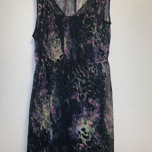 Klänning från Vero Moda. Storlek S/M - Jättefin klänning från Vero Moda. Knappt använd. 