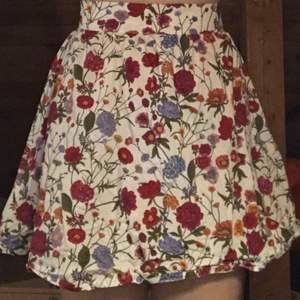 Supersöt blommig kjol från H&M i storlek 34. Använd ett fåtal gånger, i bra skick. 