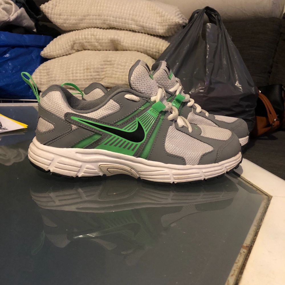Vit/grå och gröna Nike skor använda endast en gång. Storlek 35.5, köparen står för frakten.. Skor.