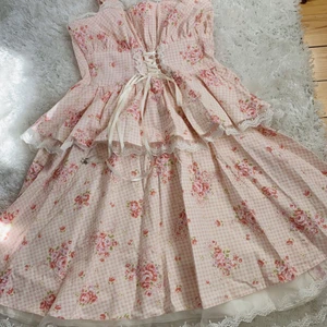 Väldigt fin klänningen  - Finfin klänning. Står ingen storlek men passar s-m! offbrand och den här aldrig blivit använd av mig eller förra ägaren. FRAKT INGÅR