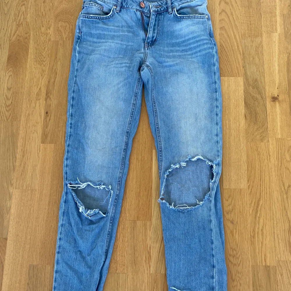 Boyfriend jeans i strl XS men enligt mig lite stor i storleken så skulle möjligtvis funka som S, från bikbok (nypris 599kr) fint skick, 90kr + frakt🥰 Betalning sker via swish💘. Jeans & Byxor.