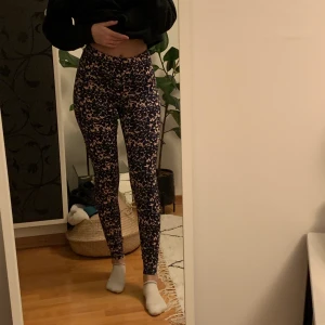 H&M mönstrade träningstights S - Knappt använda. Storlek S