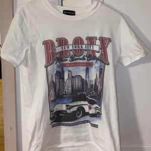 T-shirt med tryck - Vit t-shirt med tryck från prettylittlething.