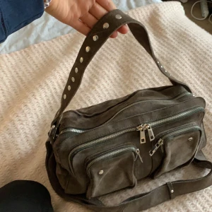 Nunoo bag Ellie New Suede  - Superfin äkta Nunoo väska! Modellen heter Ellie New Suede. Använd men fint skick! Köpt för ca. 1700kr. Fler bilder vid intresse. Buda vid fler intresserade🥰 högsta bud: 550