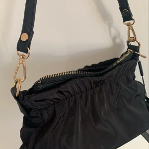 Väska  - Liten väska från prettylittlething helt oanvänd då ja har några väldigt liknande. Helt oanvänd med prislapp kvar