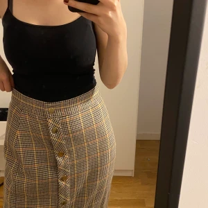 Rutig lång kjol - En lång kjol som passar bra till hösten då den är ganska tjock. Storlek S men passar M också