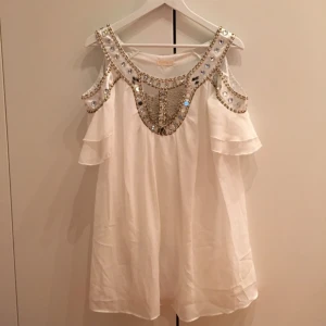  - Jättesöt klänning! Några stenar har lossnat, men det tänker man inte på när man har den på sig. Använd en gång! 