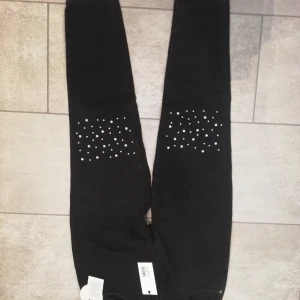 Jeans chiquelle - Helt nya mom jeans med pärlor på knäna från chiquelle. Storlek 42, skulle säga att de passar en M ungefär. Kan mötas i Jönköping eller frakta. 