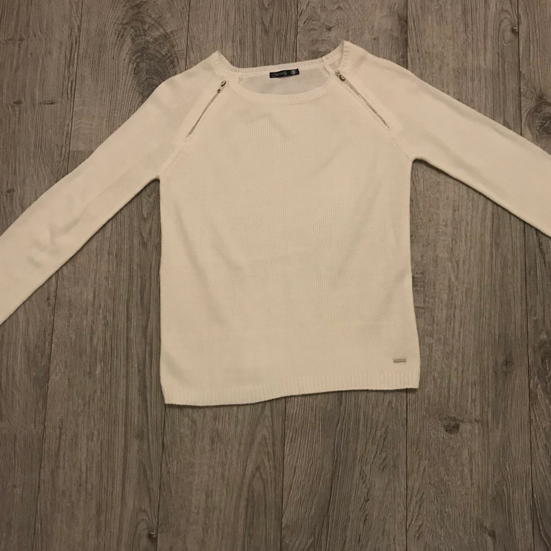 Vit tunn stickad tröja