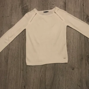 Vit tunn stickad tröja - Vit tunn stickad tröja, storlek S. Vid intresse kan eventuellt fler bilder skickas.