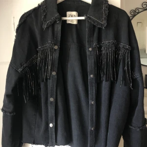 Jeans jacka med fransar - Super fin jacka med fransar bak och fram.          150kr eller högsta bud. Storlek: 36