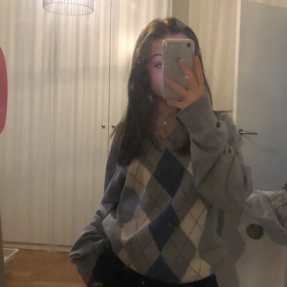 Så fin rutig sweatshirt köpt secondhand, men som tyvärr inte kommer till andvändnibg längre!🥰 Storleken är M men passar mig lite oversized som oftast har S💞 budgivning i meddelanden,(finns två små fläckar på tröjan), avslutas onsdag kl18. BUDET LIGGER PÅ: 230kr+frakt. Tröjor & Koftor.