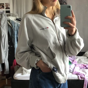 Fleecetröja från champion - Jättemysig fleecetröja med dragkedja från champion! Storlek M men passar de flesta storlekar beroende på hur man vill att den ska sitta. Frakt tillkommer